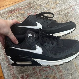 Black and white air max Nikes size 11